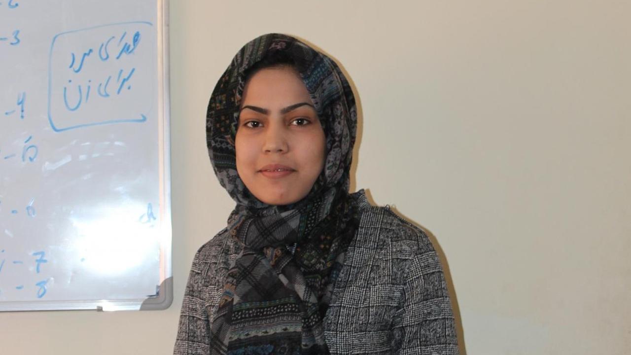 Moderatorin bei ZAN TV - Khalida Rashids Familie gibt ihr Tipps, worüber sie berichten soll. Moderatorin bei ZAN TV - Khalida Rashids Familie gibt ihr Tipps, worüber sie berichten soll.