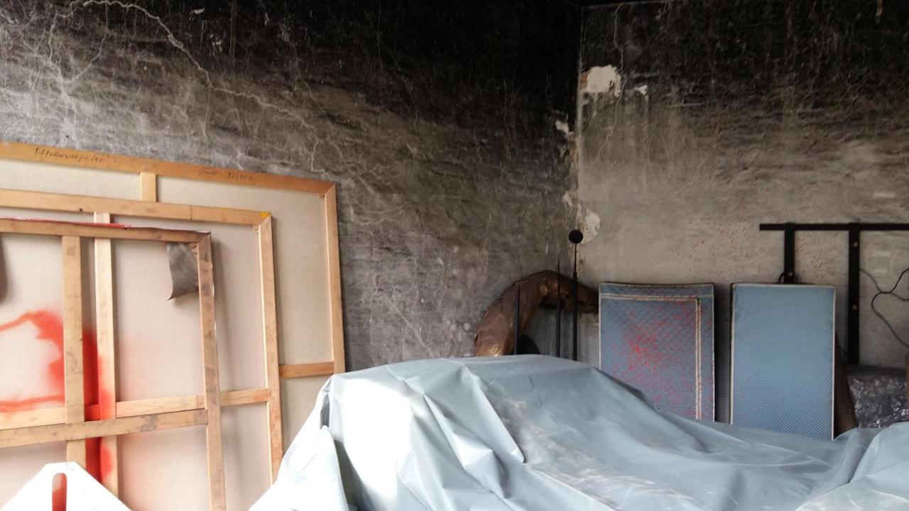 Das Originalatelier von Otto Piene mit Leinwänden und rußschwarzen Wänden und Decke Das Originalatelier von Otto Piene mit Leinwänden und rußschwarzen Wänden und Decke