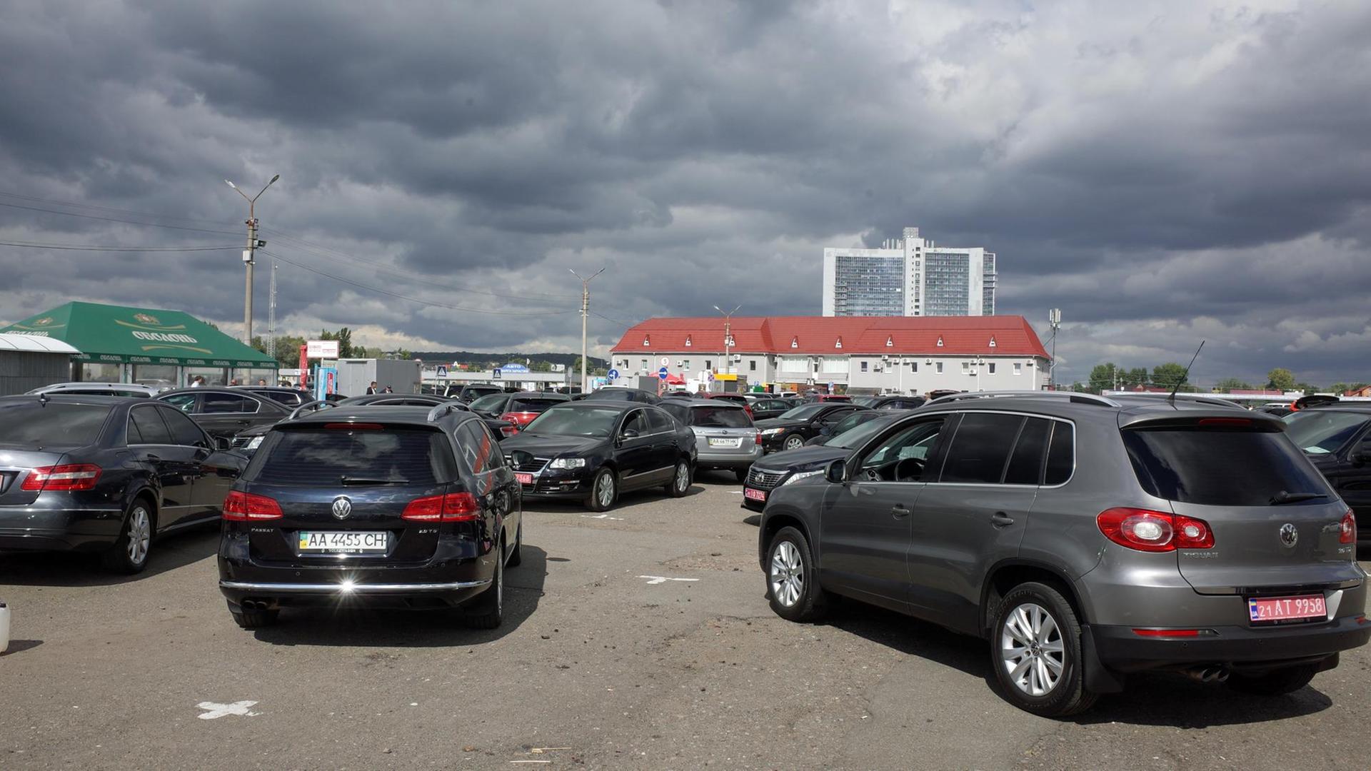 Mehrere Autos stehen auf einem Parkplatz Mehrere Autos stehen auf einem Parkplatz
