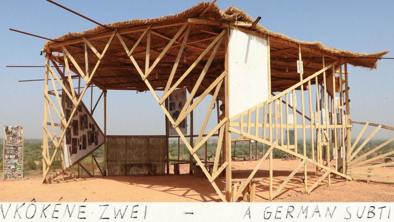 Ein einfaches Gebäude aus Holz im Operndorf in Burkina Faso. Ein einfaches Gebäude aus Holz im Operndorf in Burkina Faso.