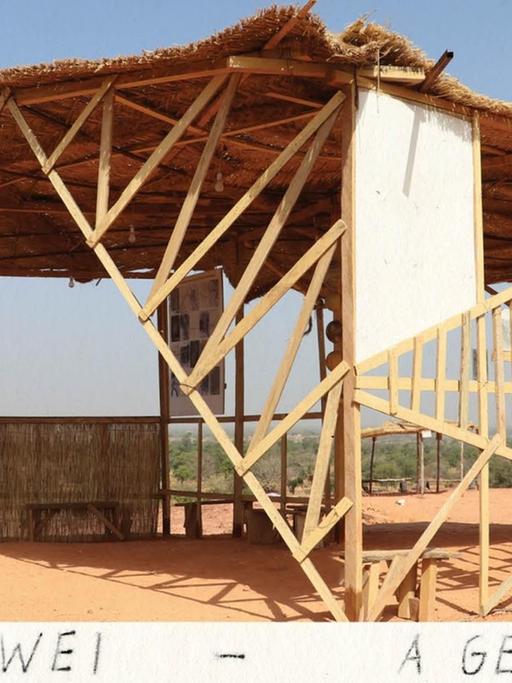 Ein einfaches Gebäude aus Holz im Operndorf in Burkina Faso.