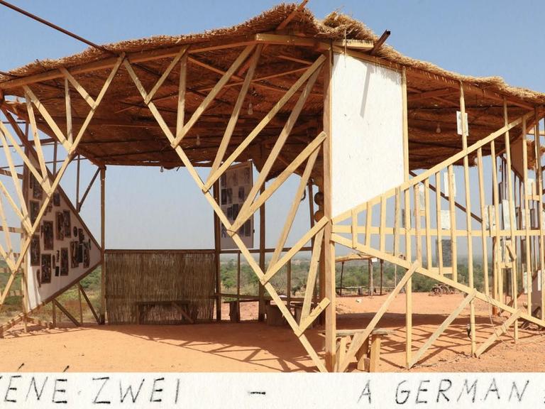 Ein einfaches Gebäude aus Holz im Operndorf in Burkina Faso.