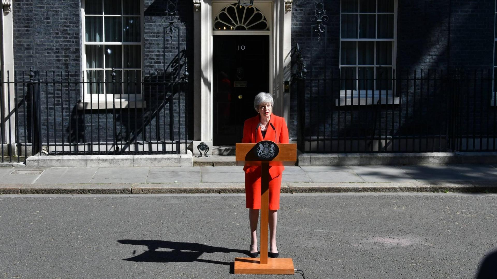 Prime Minister Theresa May announces date of her resignation as Conservative Party leader, at No.10 Downing Street, London . 24/05/2019. London, United Kingdom. Theresa May announces resignation date. PUBLICATIONxINxGERxSUIxAUTxHUNxONLY xNilsxJorgensenx/xi-Imagesx IIM-19719-0016 Prime Minister Theresa May announces date of her resignation as Conservative Party leader, at No.10 Downing Street, London . 24/05/2019. London, United Kingdom. Theresa May announces resignation date. PUBLICATIONxINxGERxSUIxAUTxHUNxONLY xNilsxJorgensenx/xi-Imagesx IIM-19719-0016