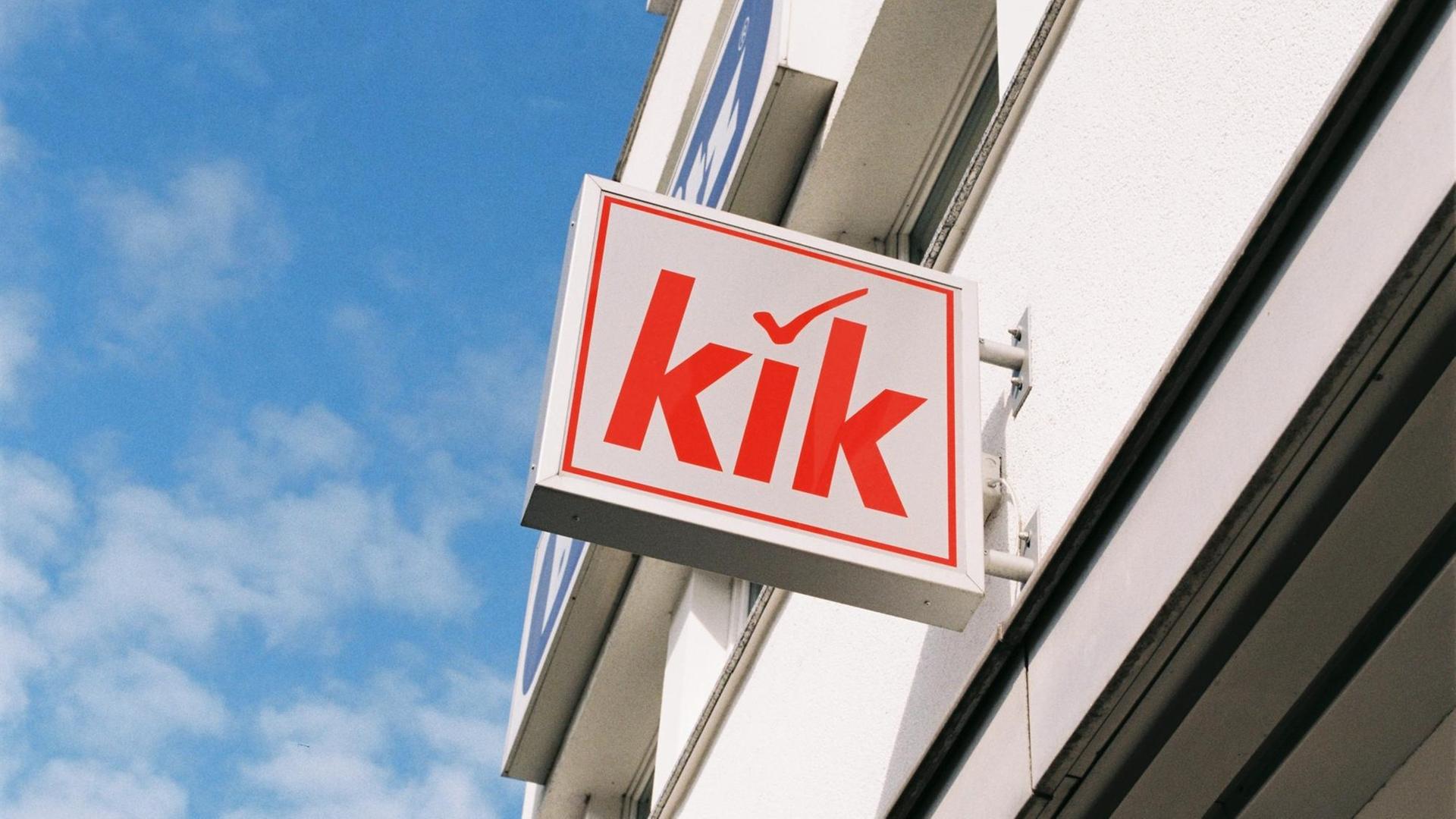 Ein Schild mit dem Logo des deutschen Textil-Discounters Kik an einer Filiale in Bonn am 24.03.2015. Ein Schild mit dem Logo des deutschen Textil-Discounters Kik an einer Filiale in Bonn am 24.03.2015.