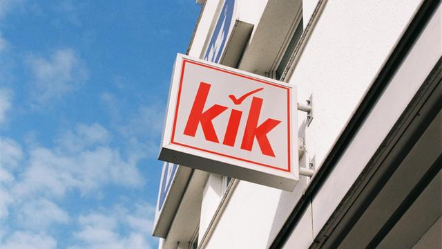 Ein Schild mit dem Logo des deutschen Textil-Discounters Kik an einer Filiale in Bonn am 24.03.2015.