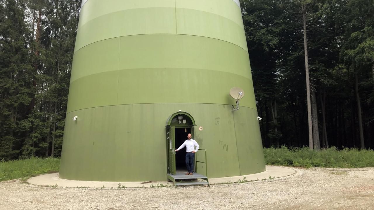Andreas Herschmann, Vorsitzender der Bürgerenergiegenossenschaft Pfaffenhofen, vor dem Mast eines Windrades Andreas Herschmann, Vorsitzender der Bürgerenergiegenossenschaft Pfaffenhofen, vor dem Mast eines Windrades