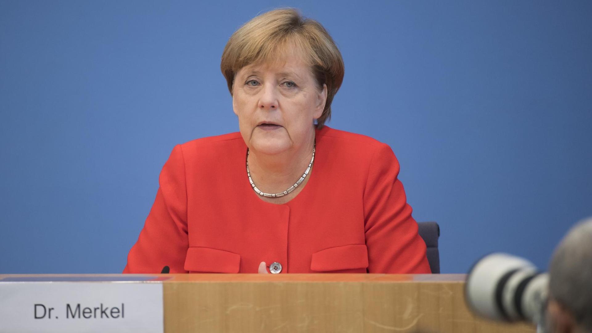 Bundeskanzlerin Angela Merkel (CDU) spricht am 29.08.2017 in der Bundespressekonferenz in Berlin zu aktuellen Themen der Innen- und Außenpolitik.