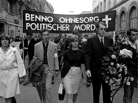 Studenten demonstrieren am 5. Juni 1967 in München aus Anlass der Tötung von Benno Ohnesorg. Studenten demonstrieren am 5. Juni 1967 in München aus Anlass der Tötung von Benno Ohnesorg.
