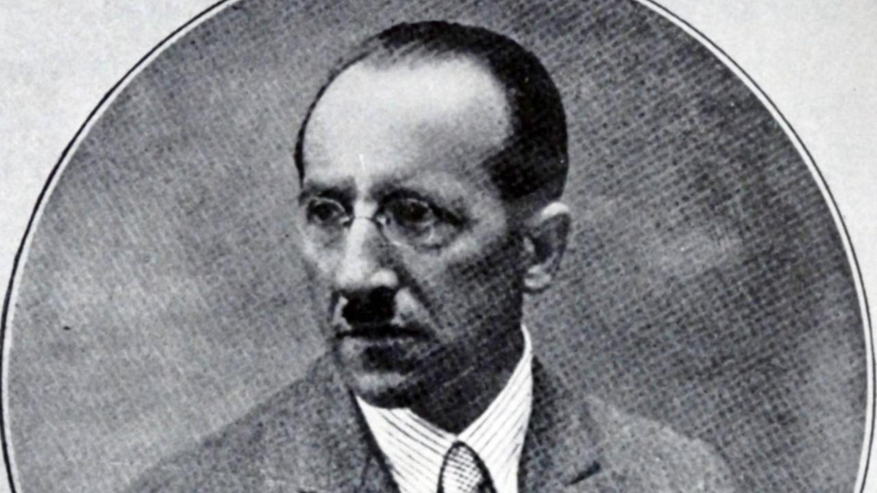 Eine Porträtfotografie aus dem Jahr 1915 zeigt den Maler Piet Mondrian in schwarzweiß. Eine Porträtfotografie aus dem Jahr 1915 zeigt den Maler Piet Mondrian in schwarzweiß.
