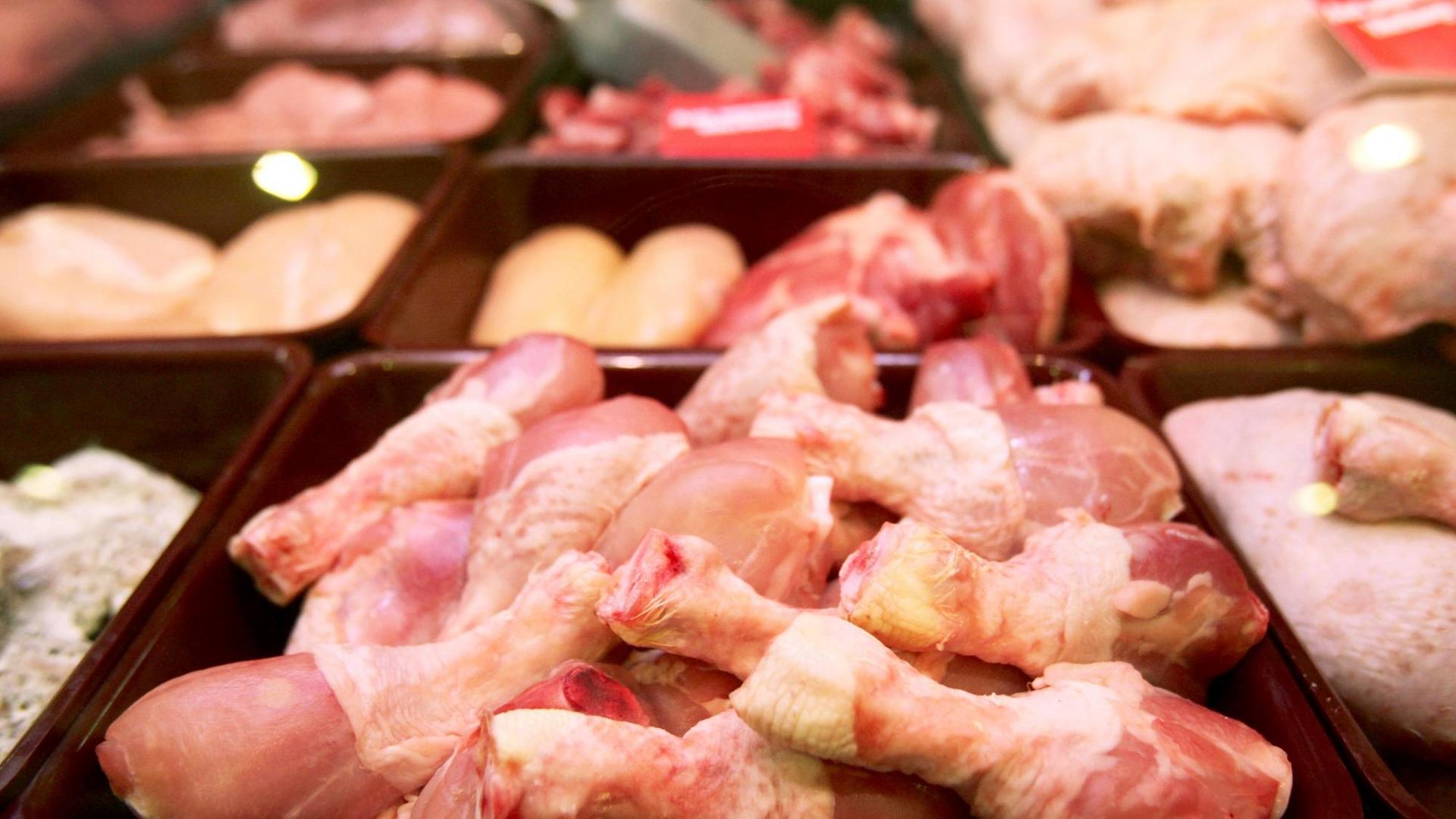 Eine Geflügelfleisch-Auslage in einem Lebensmittelgeschäfts Eine Geflügelfleisch-Auslage in einem Lebensmittelgeschäfts