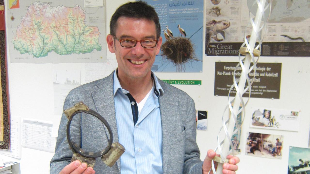 Martin Wikelski, Max-Planck-Institut für Ornithologie in Radolfzell, mit einem Modell der Antenne, die an der Internationalen Raumstation befestigt werden soll (linke Hand) und einem GPS-Sender, der bei Ziegen eingesetzt wurde. Martin Wikelski, Max-Planck-Institut für Ornithologie in Radolfzell, mit einem Modell der Antenne, die an der Internationalen Raumstation befestigt werden soll (linke Hand) und einem GPS-Sender, der bei Ziegen eingesetzt wurde.