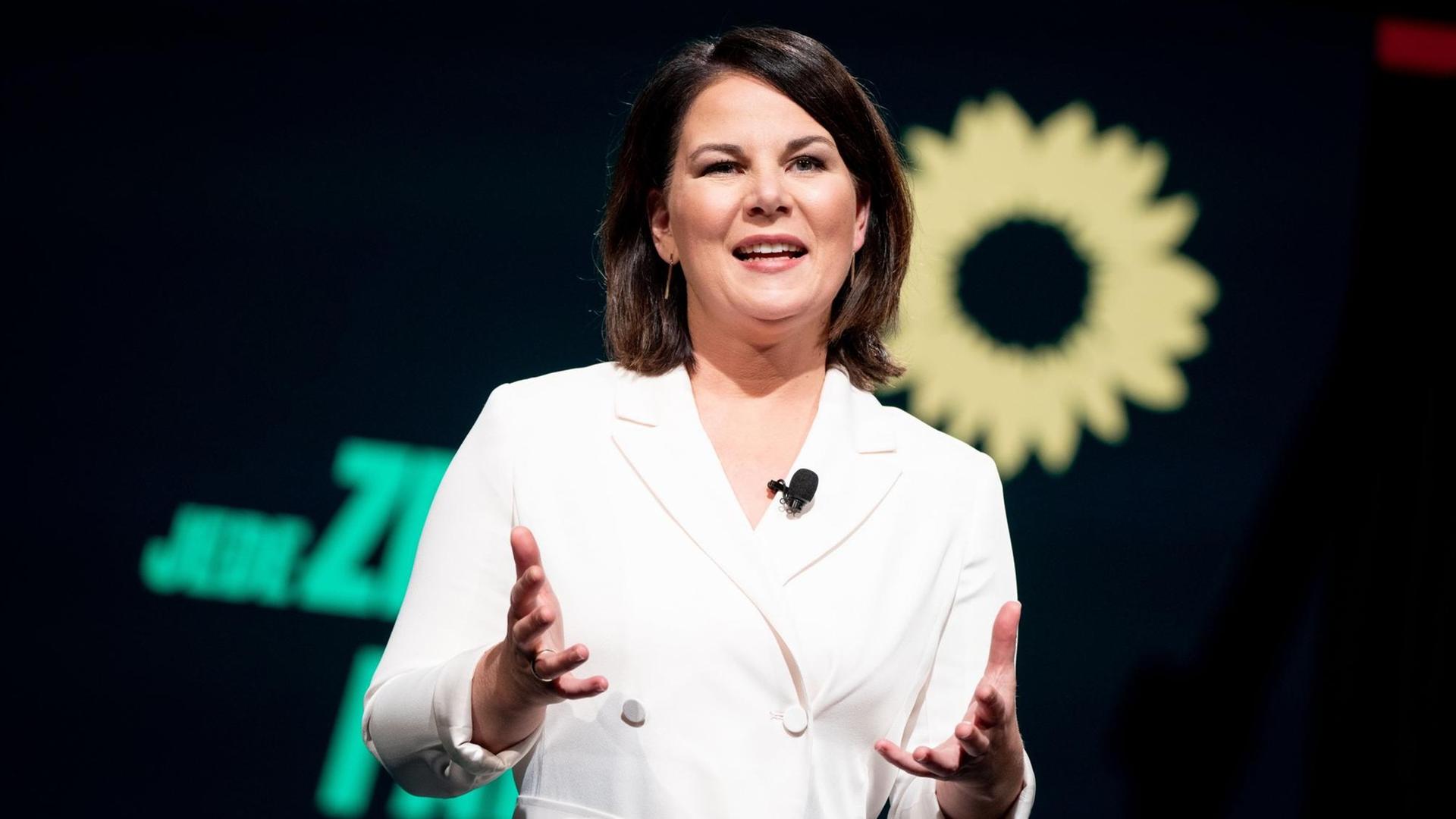 Annalena Baerbock, Bundesvorsitzende von Bündnis 90/Die Grünen, hält beim digitalen Bundesparteitag der Grünen ihre politische Auftaktrede Annalena Baerbock, Bundesvorsitzende von Bündnis 90/Die Grünen, hält beim digitalen Bundesparteitag der Grünen ihre politische Auftaktrede