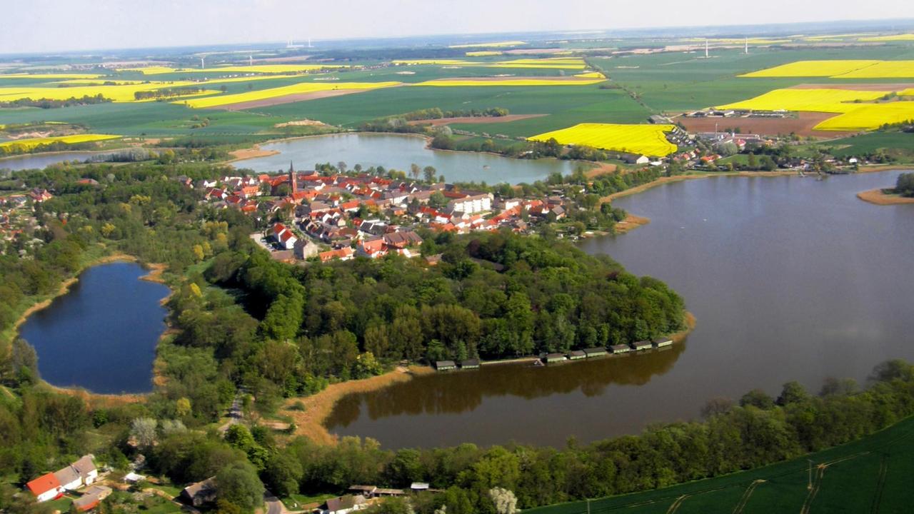 Die Luftaufnahme zeigt Penkun (Mecklenburg-Vorpommern) und Teile der Penkuner Seenkette. Die Luftaufnahme zeigt Penkun (Mecklenburg-Vorpommern) und Teile der Penkuner Seenkette.