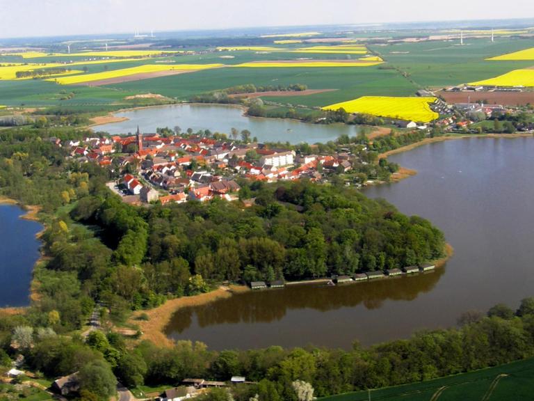 Die Luftaufnahme zeigt Penkun (Mecklenburg-Vorpommern) und Teile der Penkuner Seenkette.