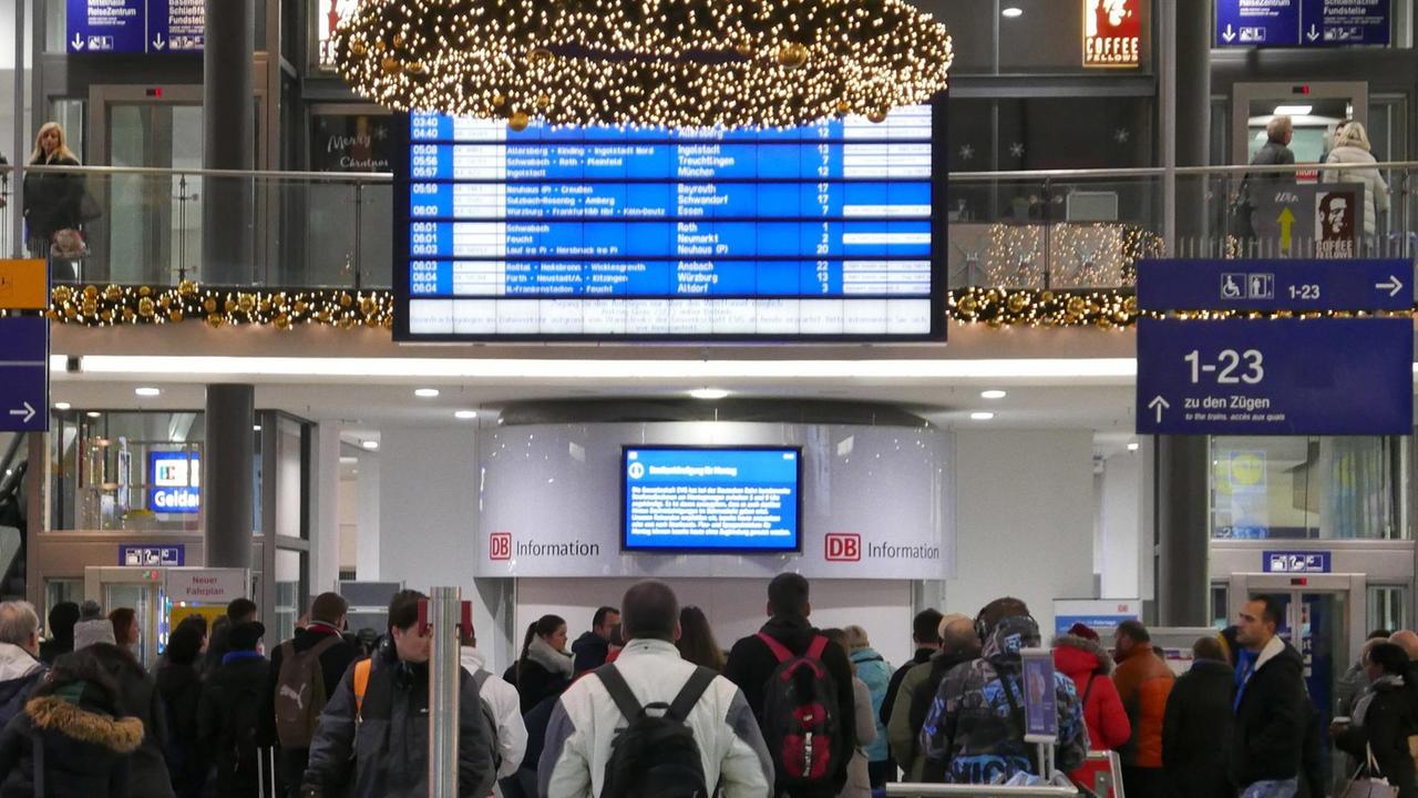 Im Bahnhof von Nürnberg warten viele Menschen auf ihren Zug. Im Bahnhof von Nürnberg warten viele Menschen auf ihren Zug.