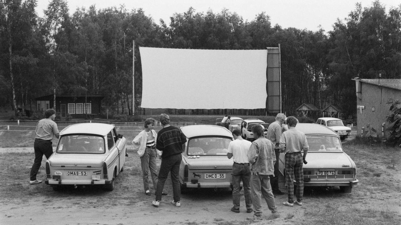 Autokino in Zempow im Norden Brandenburgs, 1990. Autokino in Zempow im Norden Brandenburgs, 1990.