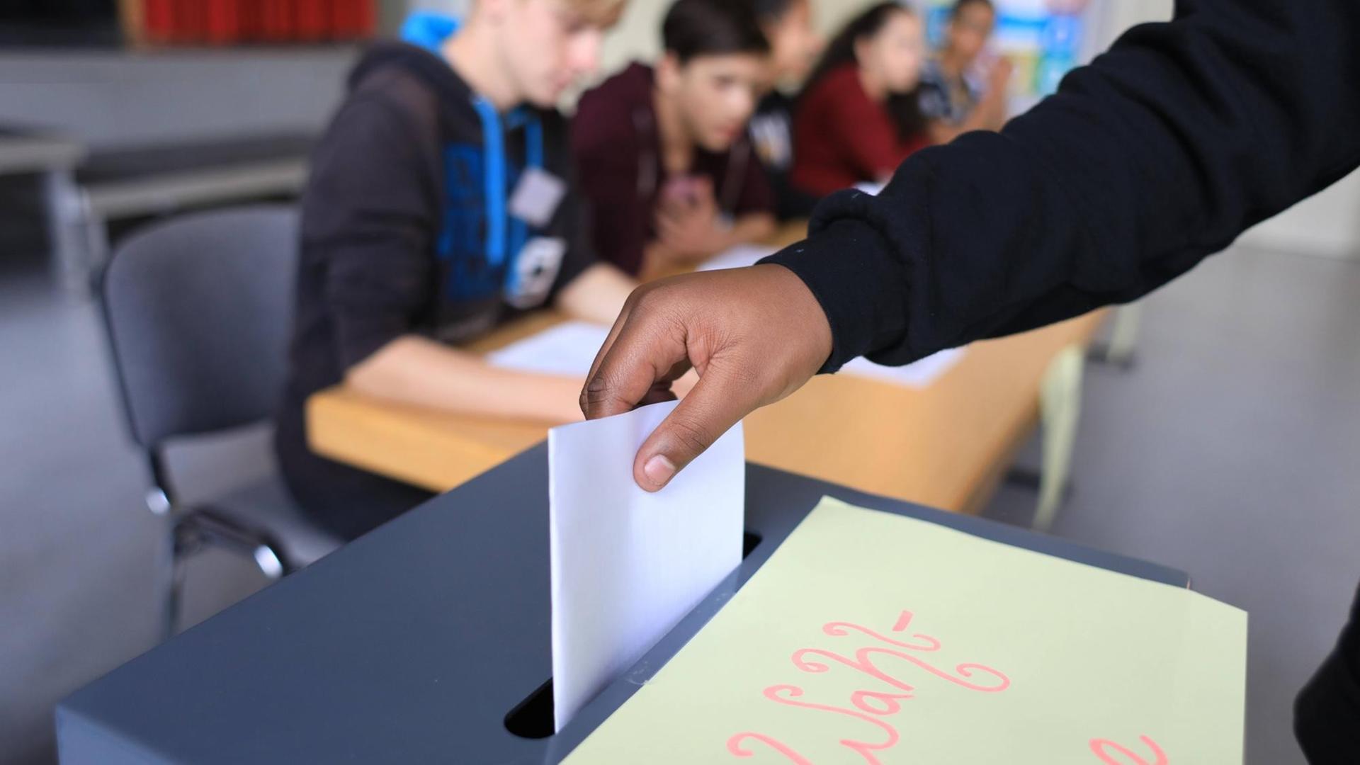 Ein minderjähriger Schüler an der Wahlurne in der Schule, bei der U18-Wahl zum Deutschen Bundestag. Ein minderjähriger Schüler an der Wahlurne in der Schule, bei der U18-Wahl zum Deutschen Bundestag.
