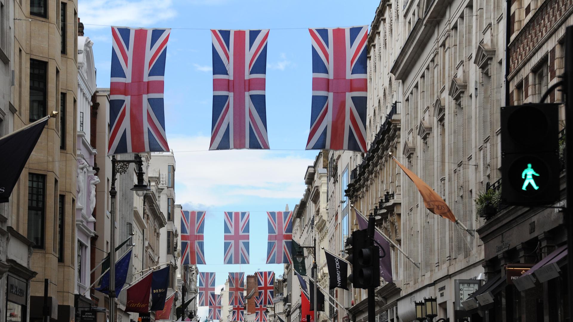 Straße in London, geschmückt mit britischen Fahnen Straße in London, geschmückt mit britischen Fahnen