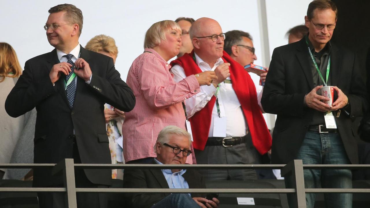 Fußball: DFB-Pokal, FC Bayern München - Borussia Dortmund, Finale am 21.05.2016 in Olympiastadion, Berlin. (l-r) DFB-Präsident Reinhard Grindel, Claudia Roth ( Bündnis 90/Die Grünen), Bundesaußenminister Frank-Walter Steinmeier (SPD), Bundestagspräsident Norbert Lammert (CDU) und der Berliner Bürgermeister Michael Müller (SPD), aufgenommen vor Spielbeginn. Foto: Kay Nietfeld/dpa (Wichtiger Hinweis: Der DFB untersagt die Verwendung von Sequenzbildern im Internet und in Online-Medien während des Spiels (einschließlich Halbzeit). Sperrfrist! Der DFB erlaubt die Publikation und Weiterverwertung der Bilder auf mobilfunkfähigen Endgeräten (insbesondere MMS) und über DVB-H und DMB erst nach Spielende.) | Verwendung weltweit Fußball: DFB-Pokal, FC Bayern München - Borussia Dortmund, Finale am 21.05.2016 in Olympiastadion, Berlin. (l-r) DFB-Präsident Reinhard Grindel, Claudia Roth ( Bündnis 90/Die Grünen), Bundesaußenminister Frank-Walter Steinmeier (SPD), Bundestagspräsident Norbert Lammert (CDU) und der Berliner Bürgermeister Michael Müller (SPD), aufgenommen vor Spielbeginn. Foto: Kay Nietfeld/dpa (Wichtiger Hinweis: Der DFB untersagt die Verwendung von Sequenzbildern im Internet und in Online-Medien während des Spiels (einschließlich Halbzeit). Sperrfrist! Der DFB erlaubt die Publikation und Weiterverwertung der Bilder auf mobilfunkfähigen Endgeräten (insbesondere MMS) und über DVB-H und DMB erst nach Spielende.) | Verwendung weltweit