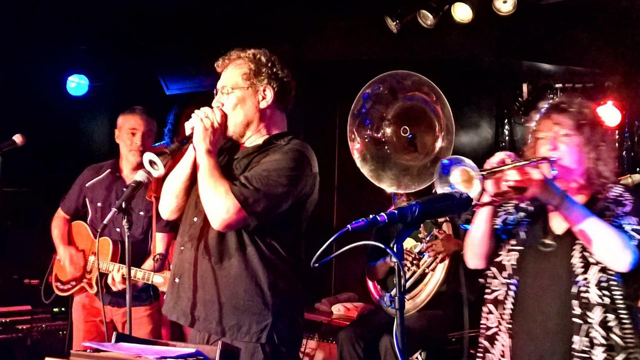 Hazmat Modine bei einem Konzert im Berliner Jazzclub Quasimodo Hazmat Modine bei einem Konzert im Berliner Jazzclub Quasimodo