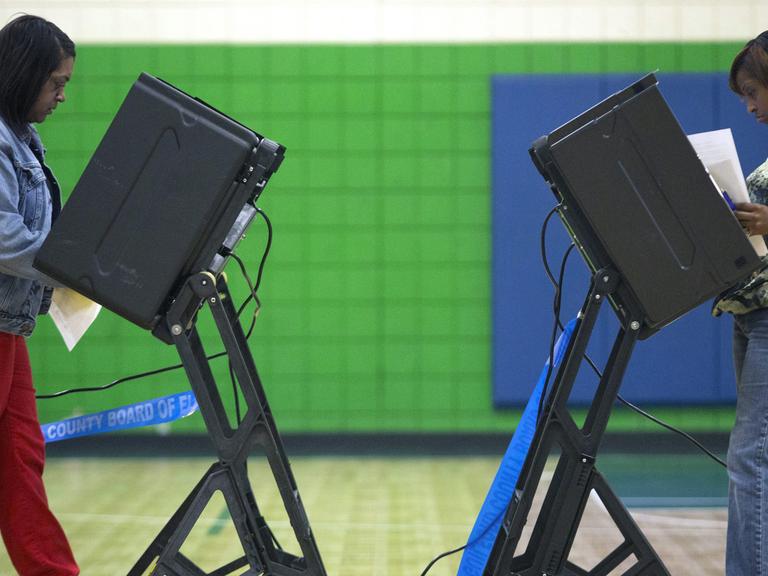 US-Wähler bei der Stimmabgabe in Greensboro, North Carolina
