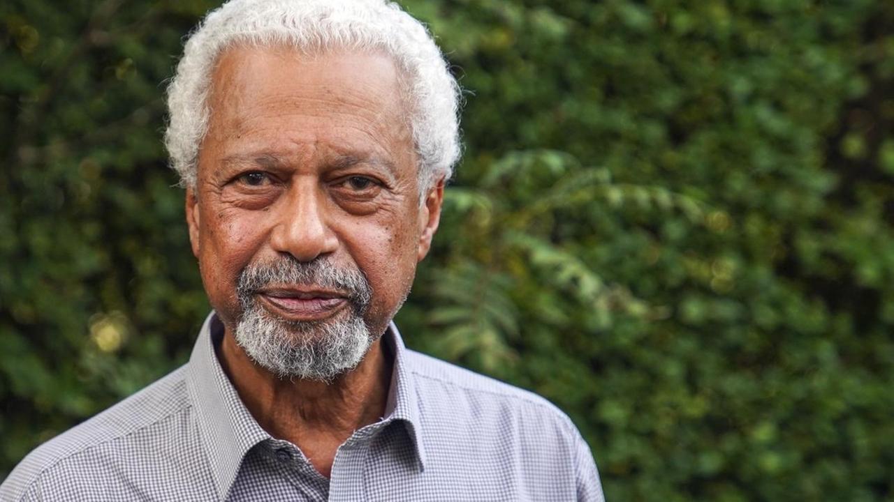 Der Literaturnobelpreisträger Abdulrazak Gurnah blickt in die Kamera. Hinter ihm sind Bäume zu sehen; der Autor trägt ein graues Hemd. Der Literaturnobelpreisträger Abdulrazak Gurnah blickt in die Kamera. Hinter ihm sind Bäume zu sehen; der Autor trägt ein graues Hemd.