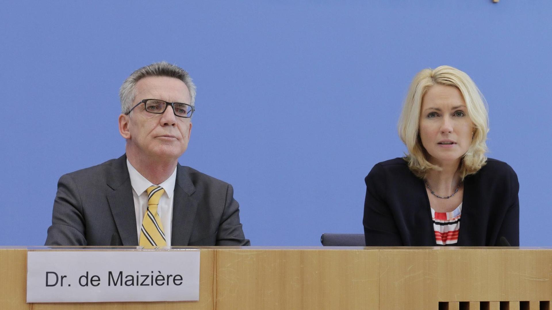 Bundesinnenminister Thomas de Maizière (CDU) und Bundesfamilienministerin Manuela Schwesig (SPD) präsentieren auf der Bundespressekonferenz in Berlin die Strategie der Bundesregierung zur Extremismusprävention und Demokratieförderung. Bundesinnenminister Thomas de Maizière (CDU) und Bundesfamilienministerin Manuela Schwesig (SPD) präsentieren auf der Bundespressekonferenz in Berlin die Strategie der Bundesregierung zur Extremismusprävention und Demokratieförderung.