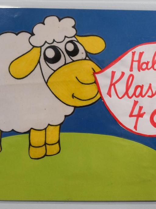 Unter strengen Hygieneregeln hat an vielen Grundschulen in Deutschland wieder schrittweise der Unterricht begonnen.