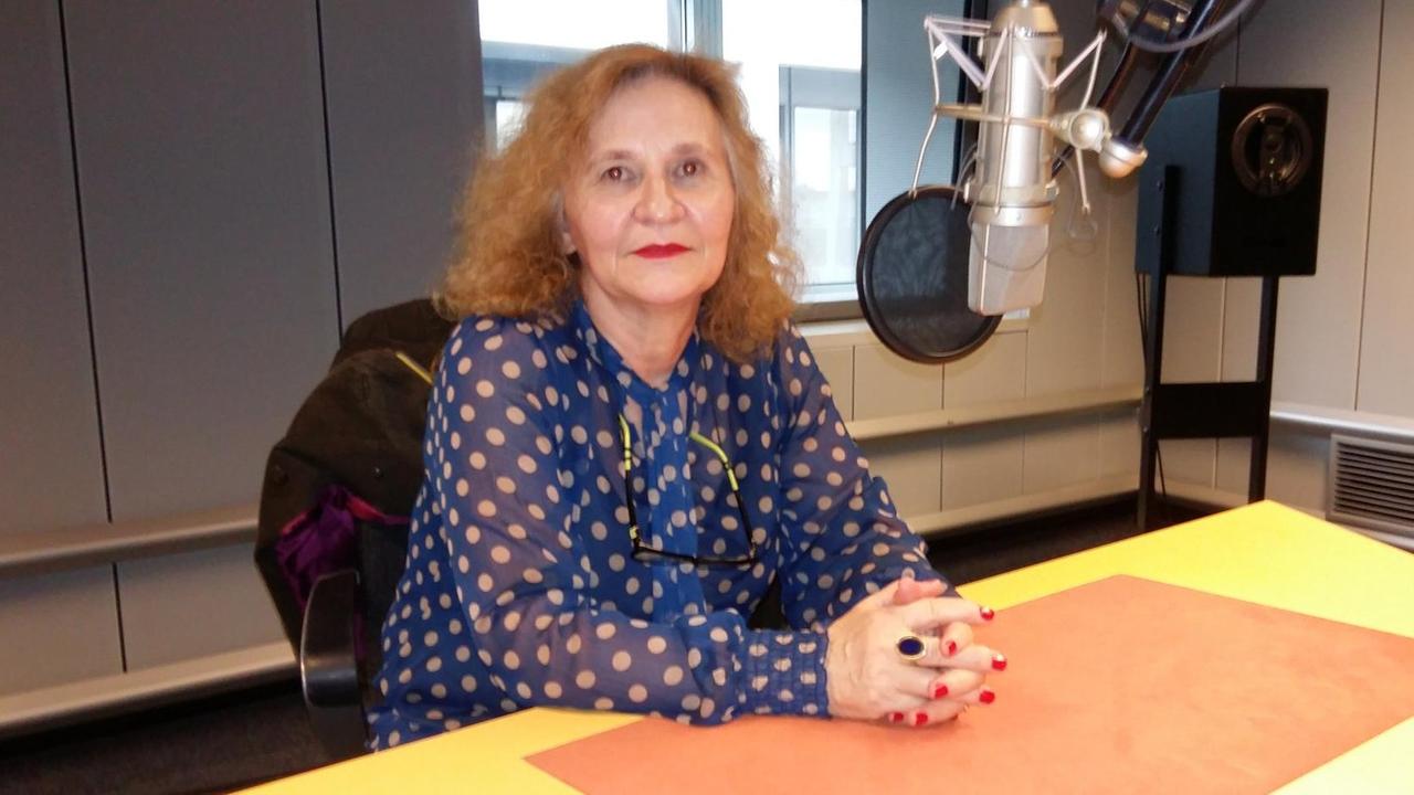 Tagesaktuelles Foto von Marianne Bechhaus-Gerst an einem Schreibtisch im Studio des Deutschlandfunkhauses Tagesaktuelles Foto von Marianne Bechhaus-Gerst an einem Schreibtisch im Studio des Deutschlandfunkhauses