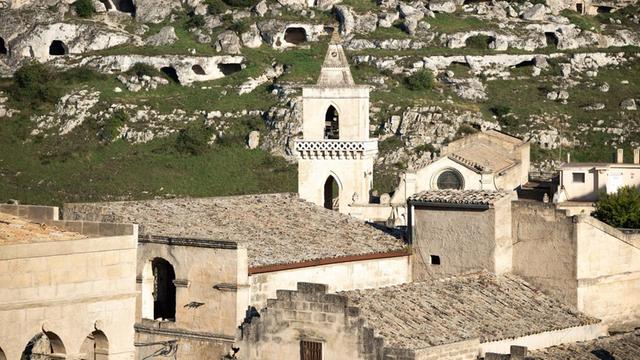 Einige der zum Teil steinzeitlichen Höhlenwohnungen und Teile der historischen Altstadt von Matera, Hauptstadt der italienischen Provinz Basilikata, die von der UNESCO zum Weltkulturerbe ernannt wurde