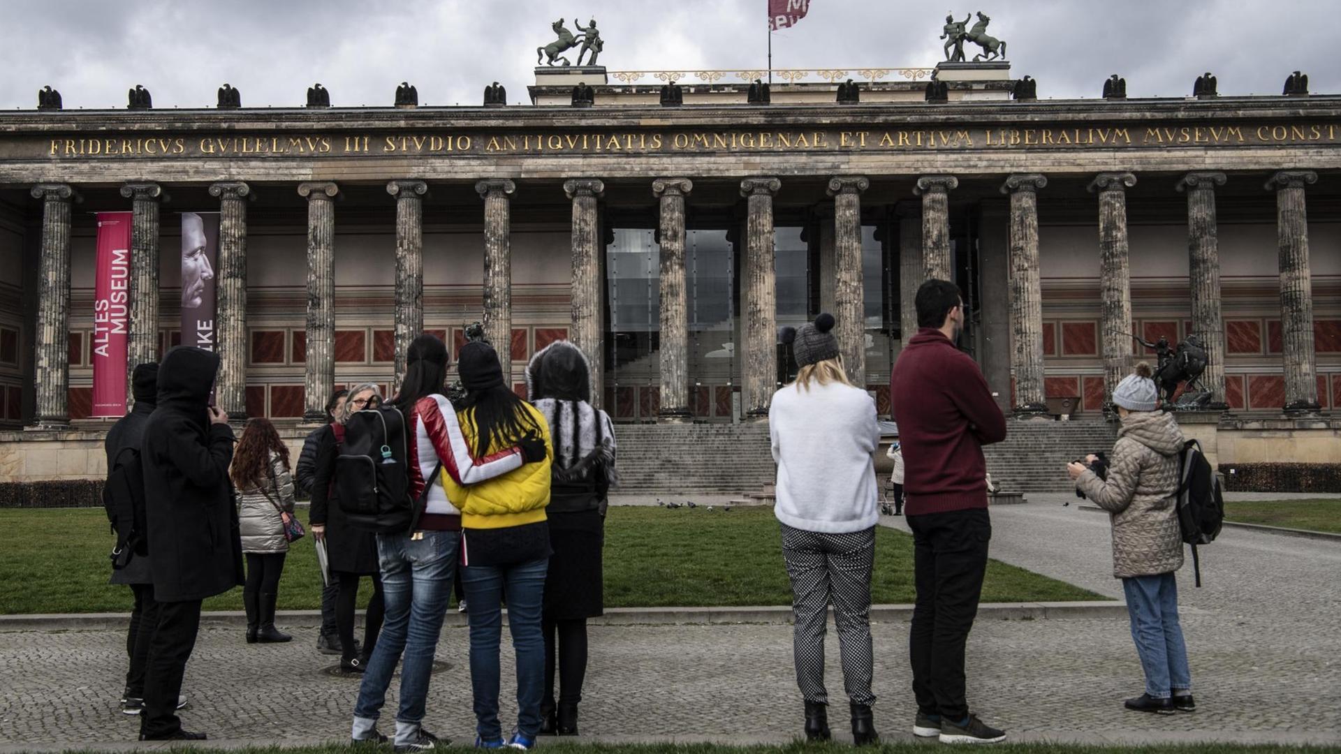 Passanten stehen vor dem Eingang des geschlossenen Alten Museums in Berlin. Passanten stehen vor dem Eingang des geschlossenen Alten Museums in Berlin.