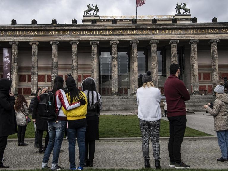 Passanten stehen vor dem Eingang des geschlossenen Alten Museums in Berlin.