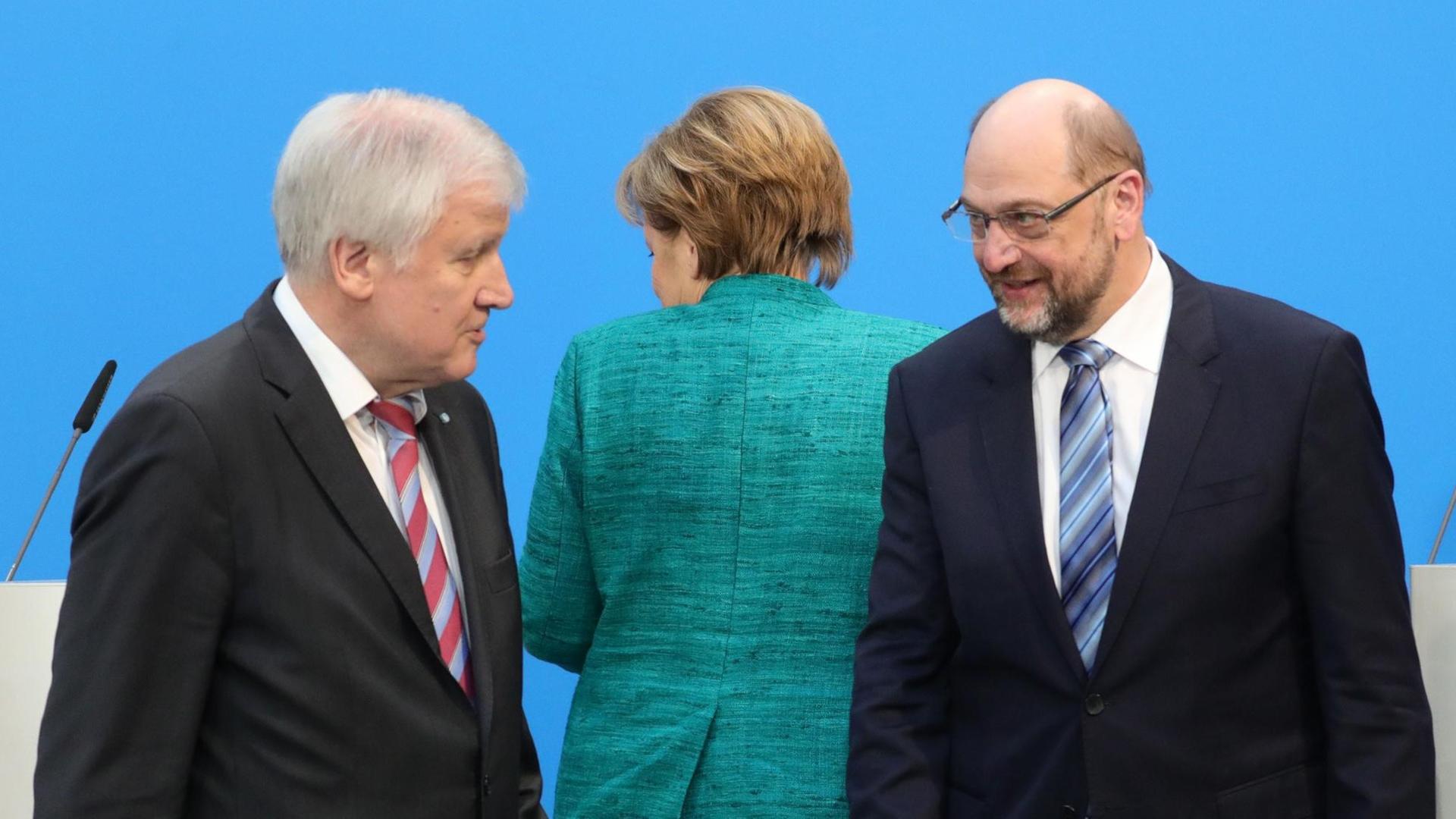 Horst Seehofer, Ministerpräsident Bayern (CSU) und der SPD-Vorsitzende Martin Schulz unterhalten sich nach den Koalitionsverhandlungen von CDU, CSU und SPD nach der Pressekonferenz in der CDU-Parteizentrale. Im Hintergrund Bundeskanzlerin Angela Merkel.