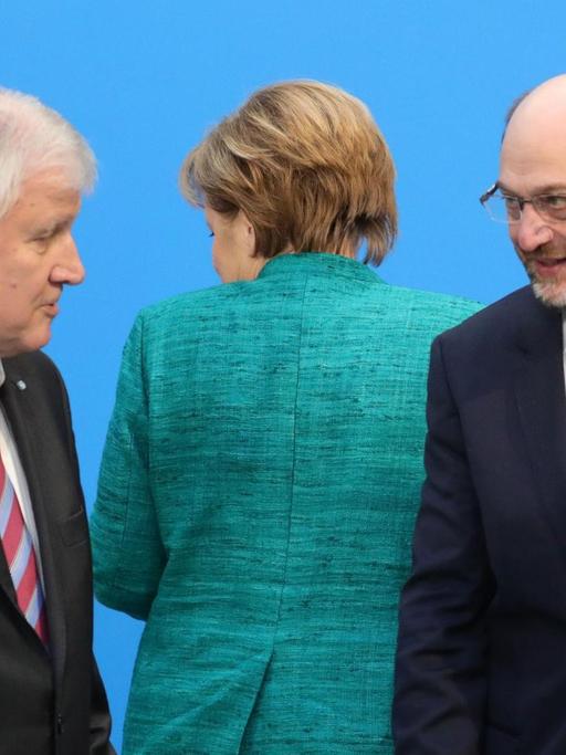 Horst Seehofer, Ministerpräsident Bayern (CSU) und der SPD-Vorsitzende Martin Schulz unterhalten sich nach den Koalitionsverhandlungen von CDU, CSU und SPD nach der Pressekonferenz in der CDU-Parteizentrale. Im Hintergrund Bundeskanzlerin Angela Merkel.