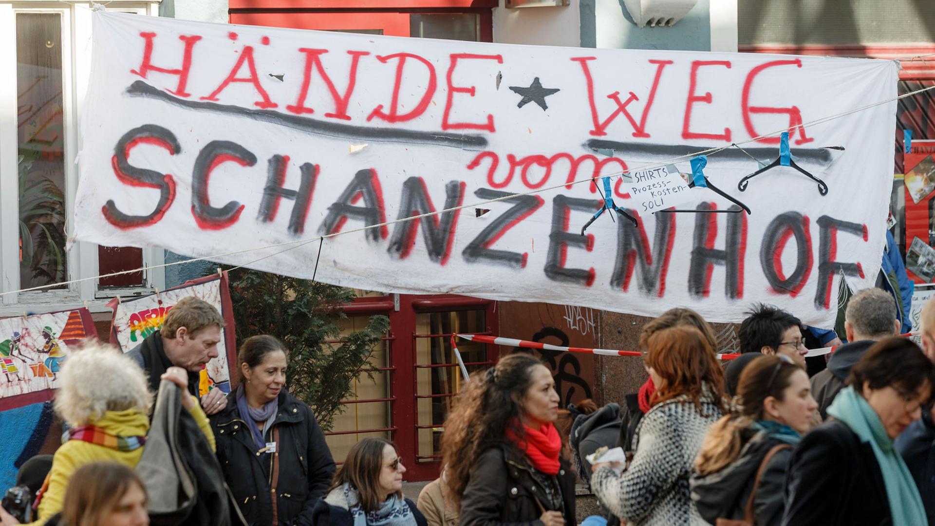 Ein Transparent mit der Aufschrift "Hände weg vom Schanzenhof" hängt am 26.03.2016 im Hamburger Schanzenviertel vor dem Gebäudekomplex Schanzenhof, in dem ein Investor ein Hotel eröffnen will.