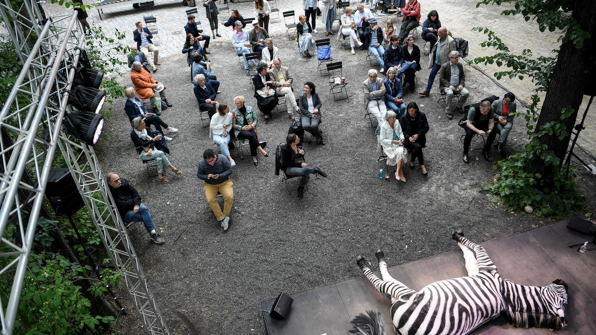 Berlin: Zuschauer sitzen vor der Bühne beim Hof-Theater des Berliner Ensemble vor der Aufführung des Stücks "Bussi BaBaal - einmal Baal To Go". 09.06.2020 Berlin: Zuschauer sitzen vor der Bühne beim Hof-Theater des Berliner Ensemble vor der Aufführung des Stücks "Bussi BaBaal - einmal Baal To Go". 09.06.2020