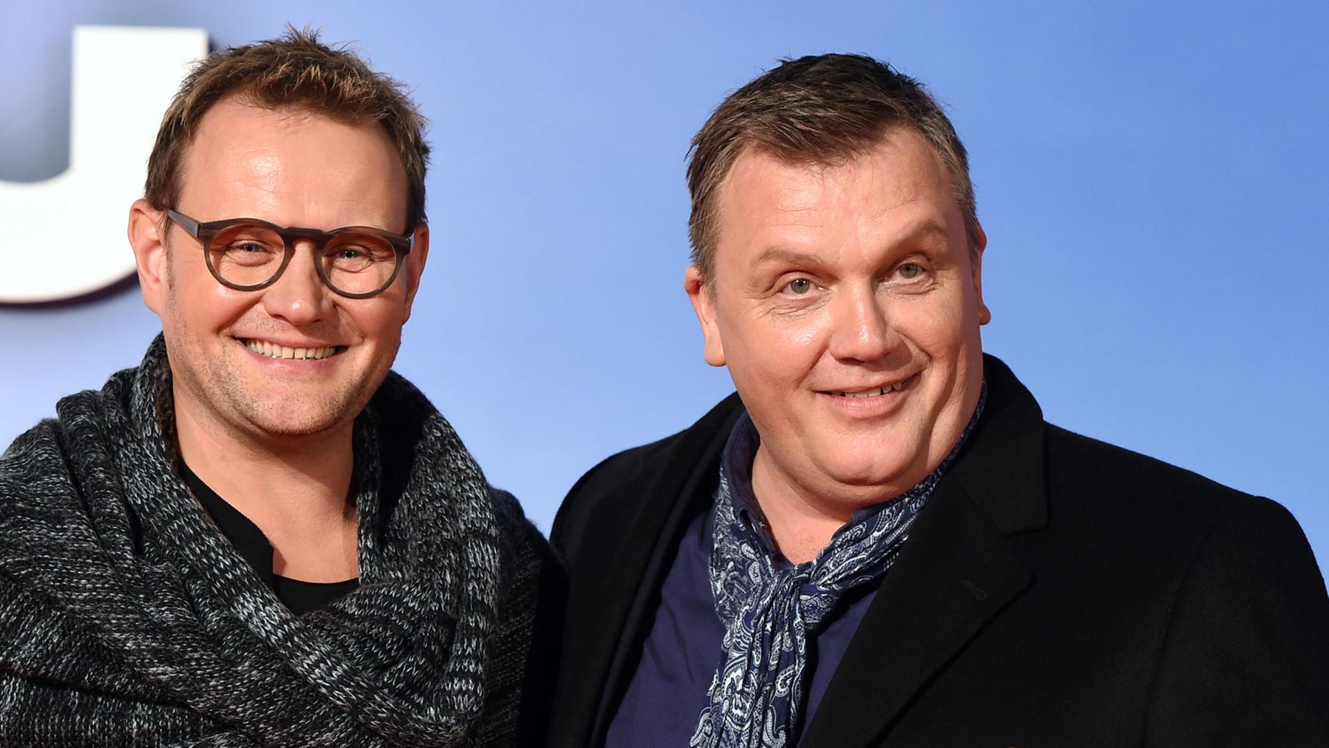 Der Schauspieler Devid Striesow (l) und der Comedian und Buchautor Hape Kerkeling kommen am 17.12.2015 in Berlin zur Weltpremiere des Films "Ich bin dann mal weg" in das Kino Cinestar. Der Film ist ab 24.12.2015 in den Kinos zu sehen. Foto: Jens Kalaene/dpa Der Schauspieler Devid Striesow (l) und der Comedian und Buchautor Hape Kerkeling kommen am 17.12.2015 in Berlin zur Weltpremiere des Films "Ich bin dann mal weg" in das Kino Cinestar. Der Film ist ab 24.12.2015 in den Kinos zu sehen. Foto: Jens Kalaene/dpa