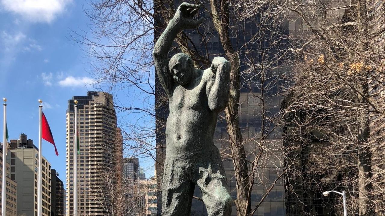 Die Skulptur "The Rising Man" steht in New York auf dem UN-Gelände, einst ein Geschenk der DDR.