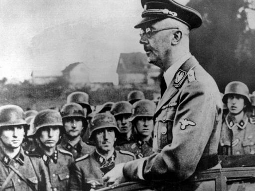 Der Reichsführer der SS (Schutzstaffel), Heinrich Himmler, hält aus dem Auto heraus ein Ansprache vor jungen SS-Männern. Undatierte Aufnahme.