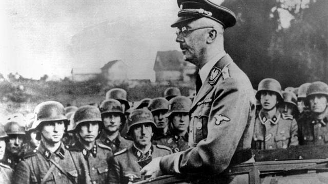 Der Reichsführer der SS (Schutzstaffel), Heinrich Himmler, hält aus dem Auto heraus ein Ansprache vor jungen SS-Männern. Undatierte Aufnahme.