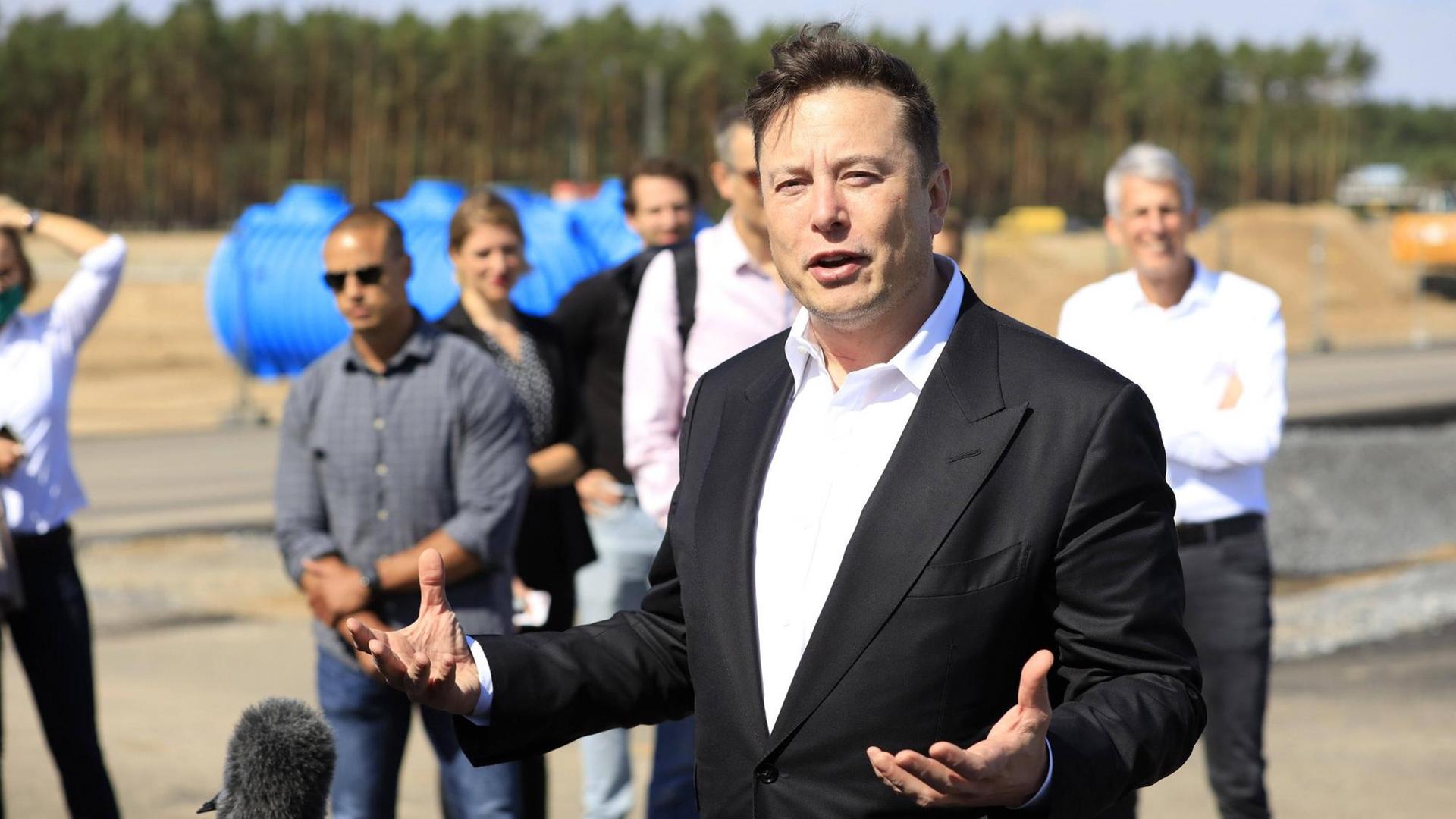 Elon Musk beim ersten Richtfest auf der Baustelle der Tesla Gigafactory Berlin-Brandenburg. Grünheide, 03.09.2020 Elon Musk beim ersten Richtfest auf der Baustelle der Tesla Gigafactory Berlin-Brandenburg. Grünheide, 03.09.2020