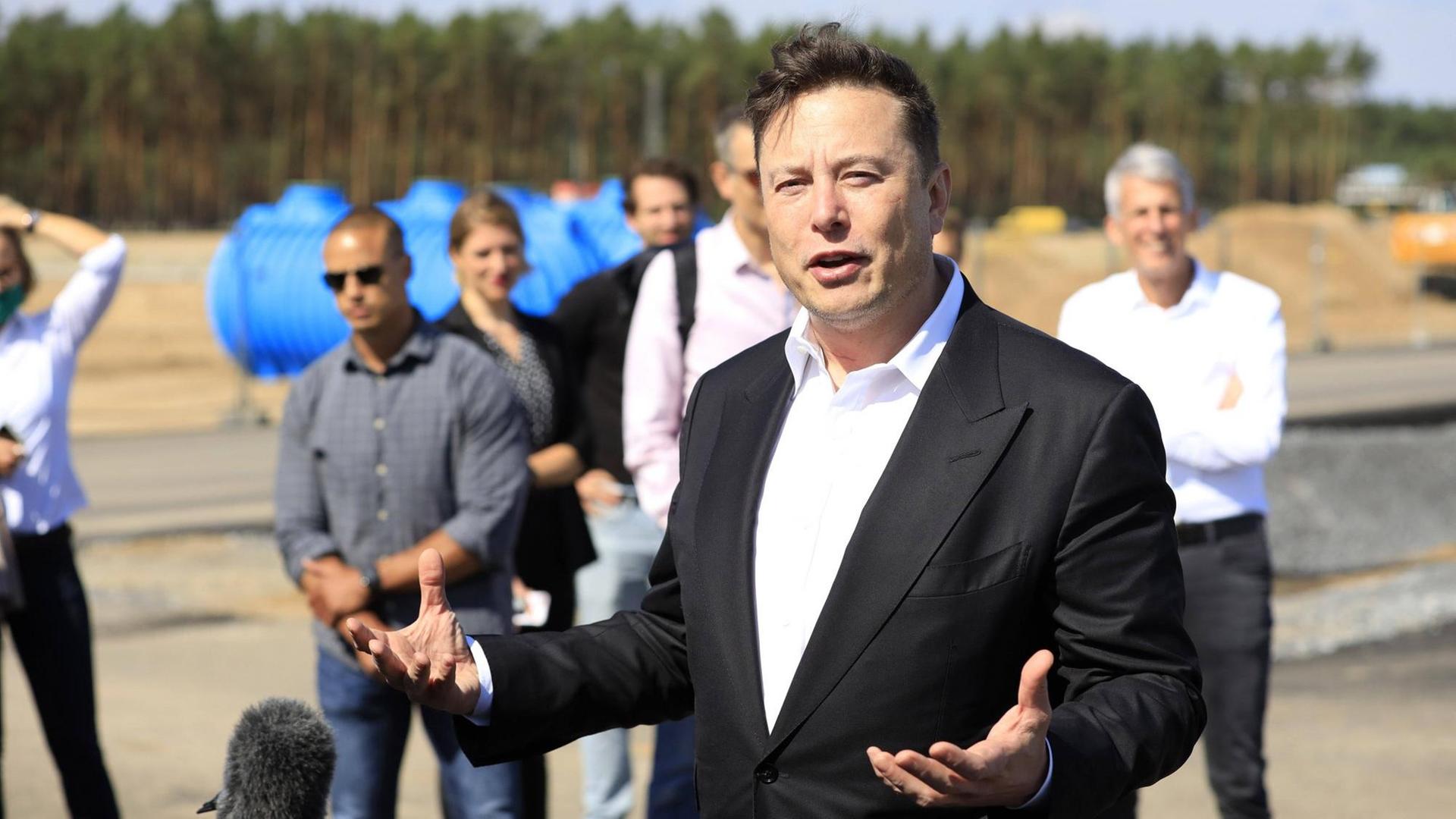 Elon Musk beim ersten Richtfest auf der Baustelle der Tesla Gigafactory Berlin-Brandenburg. Grünheide, 03.09.2020