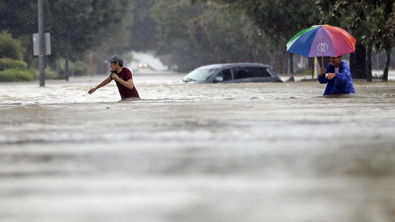 Zwei Menschen im Hochwasser, das Harvey hinterlassen hat, in Houston/Texas Zwei Menschen im Hochwasser, das Harvey hinterlassen hat, in Houston/Texas