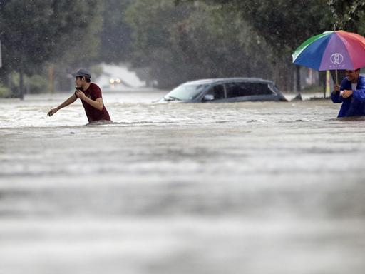 Zwei Menschen im Hochwasser, das Harvey hinterlassen hat, in Houston/Texas