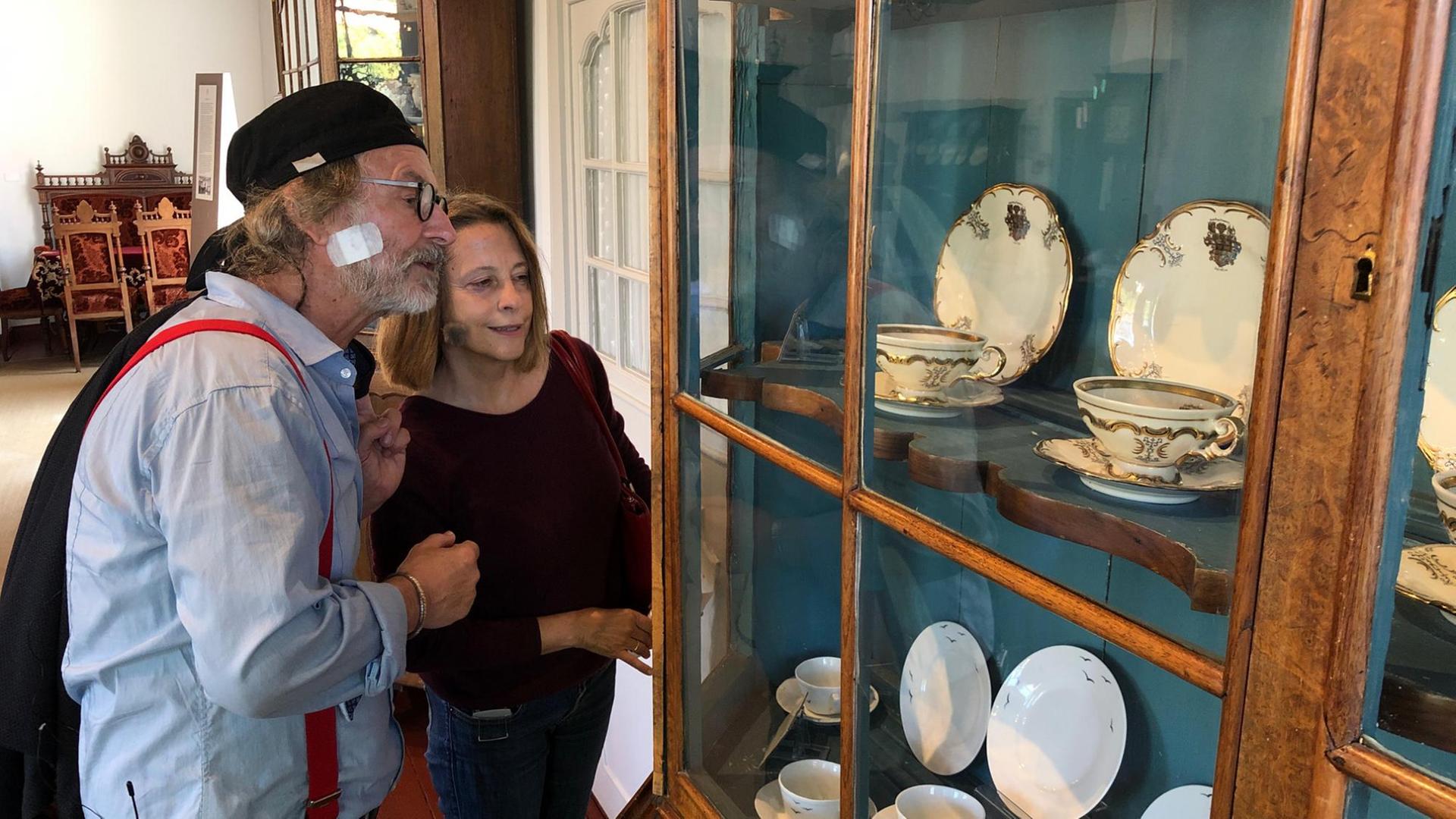 Gisela Steinhauer und Wolf gucken im Ostfriesischen Teemuseum alte Teeservice an. Gisela Steinhauer und Wolf gucken im Ostfriesischen Teemuseum alte Teeservice an.