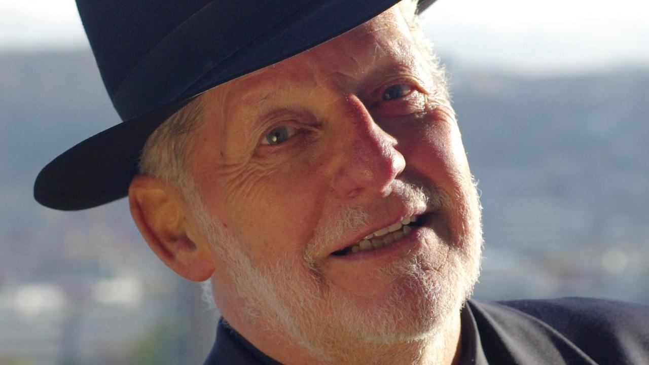 Joel Berger im Anzug mit Hut Joel Berger im Anzug mit Hut