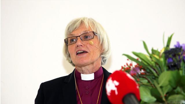 Die schwedische Erzbischöfin Antje Jackélen bei einer Ansprache in der Kathedrale von Lund am 15.10.2013.