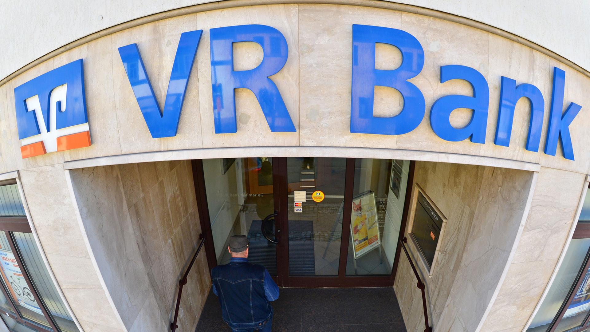 Ein Mann betritt eine Filiale der VR Bank Weimar eG, aufgenommen am 14.03.2014 in Kranichfeld (Thüringen). Ein Mann betritt eine Filiale der VR Bank Weimar eG, aufgenommen am 14.03.2014 in Kranichfeld (Thüringen).