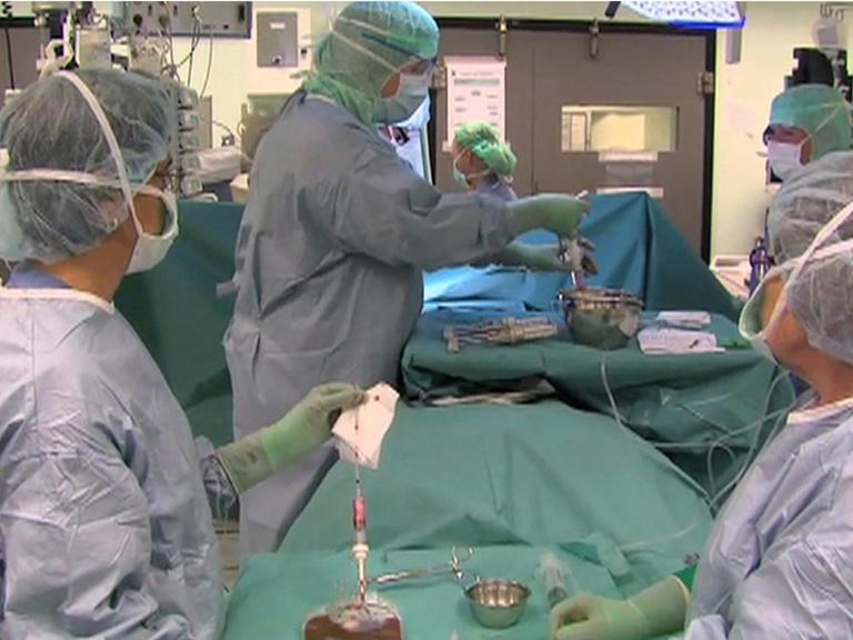 Juli 2011: Paolo Macchiarini und sein Team transplantieren einem Patienten im Krankenhaus des schwedischen Karolinska-Instituts eine künstliche Luftröhre. I