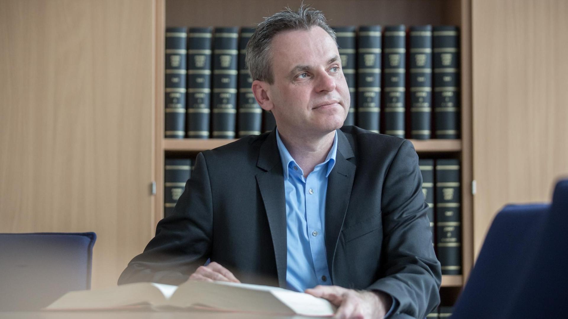 Frank Überall sitzt in seinem Berliner Arbeitszimmer vor einem Bücherregal. Frank Überall sitzt in seinem Berliner Arbeitszimmer vor einem Bücherregal.